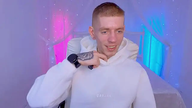 Snapshot of Cristian__Dior chatting on 11.29.25 Cristian Dior online show from 11.29.25