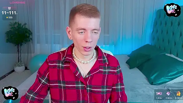 Snapshot of Cristian__Dior chatting on 12.13.25 Cristian Dior online show from 12.13.25