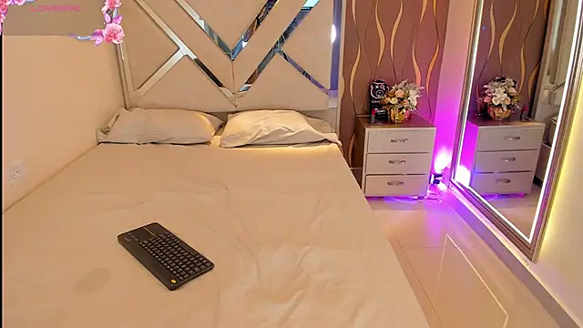 Snapshot of iam_nicolle chatting on 11.01.25 iam nicolle online show from 11.01.25