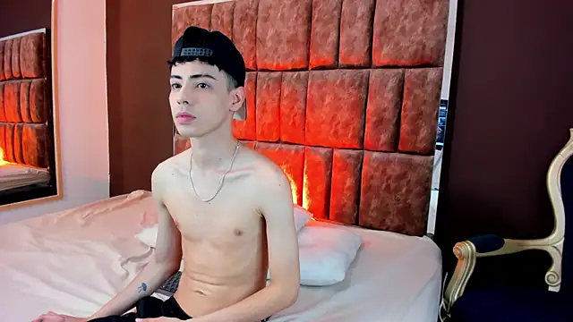 Snapshot of Sebastian_Reed chatting on 11.22.25 Sebastian Reed online show from 11.22.25