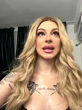 Snapshot of NovaPearl chatting on 10.30.25 NovaPearl online show from 10.30.25