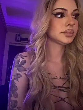 Snapshot of NovaPearl chatting on 11.02.25 NovaPearl online show from 11.02.25