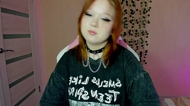 Snapshot of Lovly_Vixen chatting on 10.25.25 Lovly Vixen online show from 10.25.25