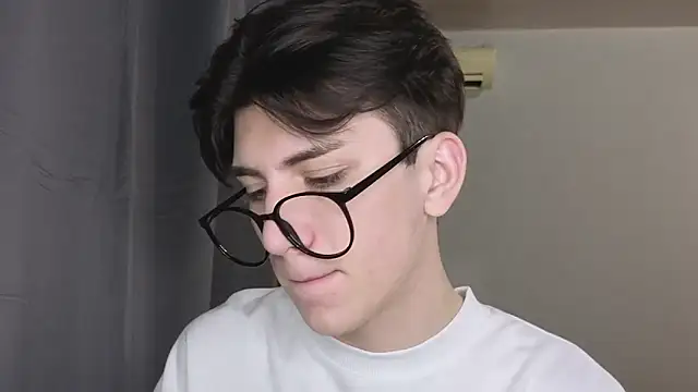 Snapshot of Oliver_star_boy_ chatting on 11.17.25 Oliver star boy online show from 11.17.25