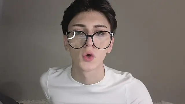 Snapshot of Oliver_star_boy_ chatting on 11.21.25 Oliver star boy online show from 11.21.25