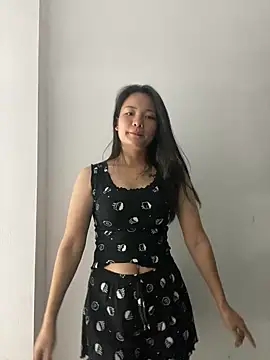 Bee Yellow00 online show from 10.27.25