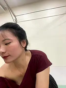 Bee Yellow00 online show from 10.30.25