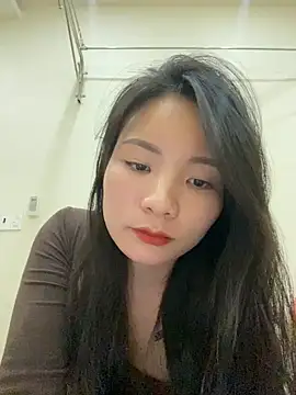 Bee Yellow00 online show from 12.15.25