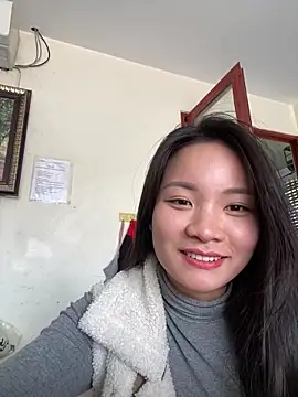 Bee Yellow00 online show from 12.18.25