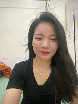 Bee Yellow00 online show from 04.16.26