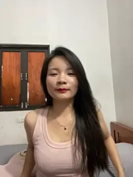 Snapshot of Bee_Yellow00 chatting on 06.17.26 Bee Yellow00 online show from 06.17.26
