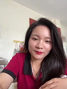 Snapshot of Bee_Yellow00 chatting on 06.18.26 Bee Yellow00 online show from 06.18.26