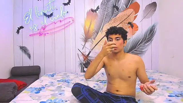 Snapshot of huntboyss chatting on 11.24.25 huntboyss online show from 11.24.25