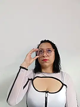 Snapshot of Caroline-17 chatting on 11.28.25 Caroline-17 online show from 11.28.25