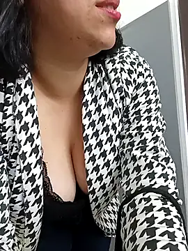 Snapshot of Caroline-17 chatting on 12.01.25 Caroline-17 online show from 12.01.25