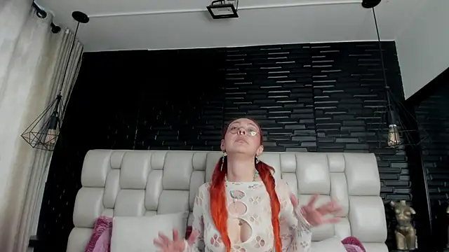 Snapshot of EmilyyRed chatting on 10.25.25 EmilyyRed online show from 10.25.25