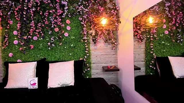 Snapshot of EmilyyRed chatting on 11.08.25 EmilyyRed online show from 11.08.25