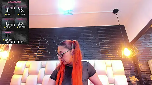 Snapshot of EmilyyRed chatting on 11.14.25 EmilyyRed online show from 11.14.25