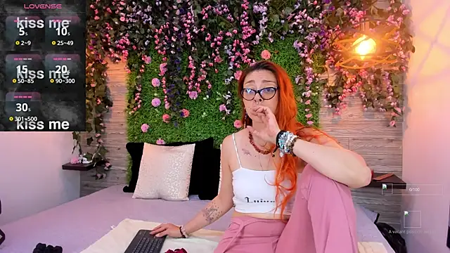 Snapshot of EmilyyRed chatting on 11.17.25 EmilyyRed online show from 11.17.25