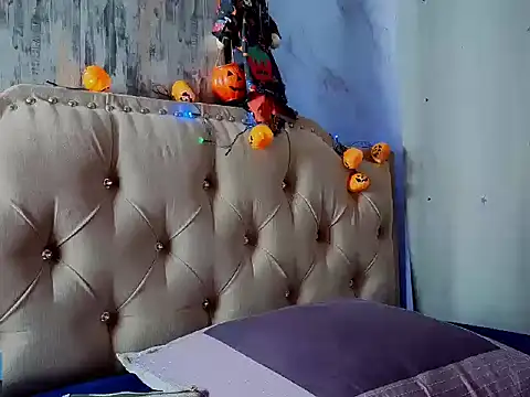 eva delight  online show from 10.31.25