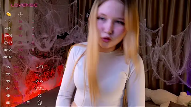 Snapshot of VivieSunn chatting on 10.30.25 VivieSunn online show from 10.30.25