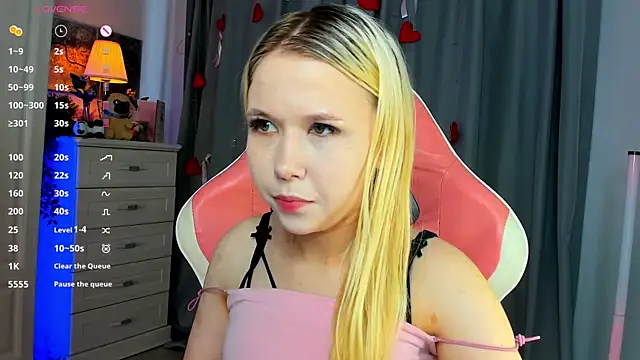 Snapshot of VivieSunn chatting on 06.28.26 VivieSunn online show from 06.28.26