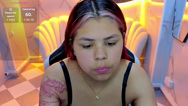 Snapshot of Little_cherry_b chatting on 10.30.25 Little cherry b online show from 10.30.25