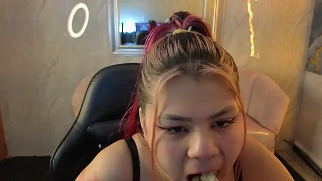 Snapshot of Little_cherry_b chatting on 11.12.25 Little cherry b online show from 11.12.25