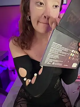 Snapshot of Susan-Miller chatting on 11.26.25 Susan-Miller online show from 11.26.25