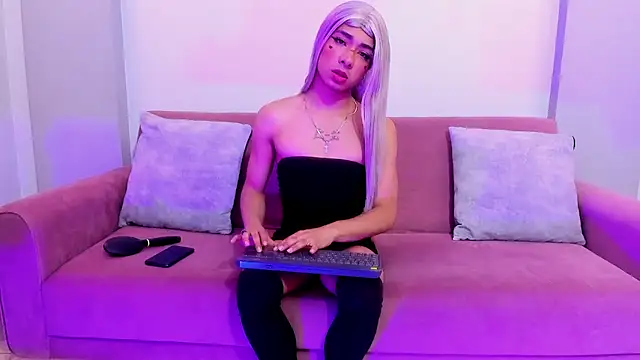 Snapshot of whisper_nova chatting on 11.10.25 whisper nova online show from 11.10.25