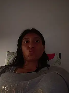 YeseniaRodriguez3 online show from 01.08.26