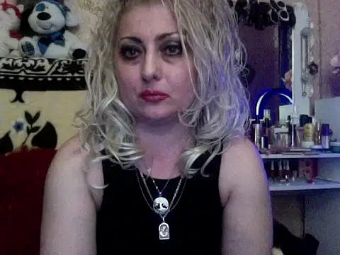 Snapshot of xHot_Amazonq chatting on 11.18.25 xHot Amazonq online show from 11.18.25