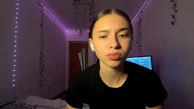 Snapshot of LilithFlamey chatting on 11.17.25 LilithFlamey online show from 11.17.25