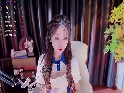 Snapshot of Yiluo95 chatting on 11.05.25 Yiluo95 online show from 11.05.25