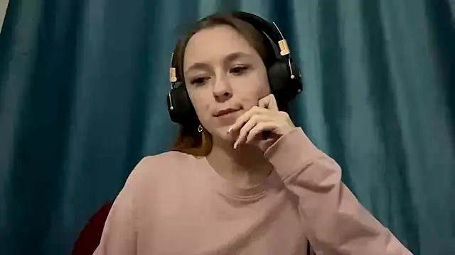 Snapshot of HOTBellakle chatting on 11.15.25 HOTBellakle online show from 11.15.25