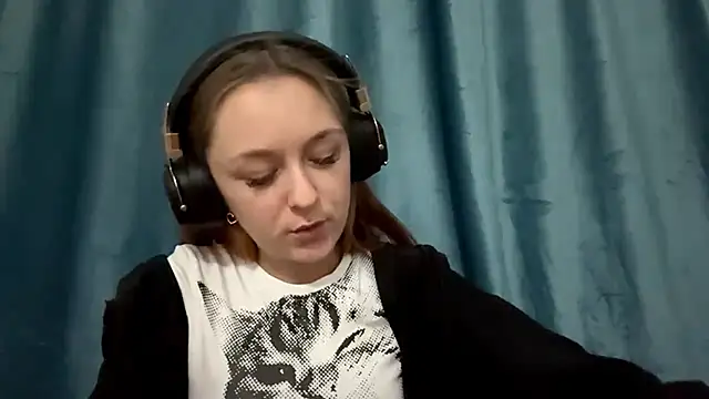 Snapshot of HOTBellakle chatting on 11.17.25 HOTBellakle online show from 11.17.25