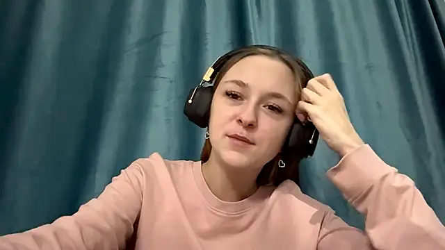 Snapshot of HOTBellakle chatting on 11.18.25 HOTBellakle online show from 11.18.25