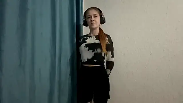 Snapshot of HOTBellakle chatting on 11.26.25 HOTBellakle online show from 11.26.25