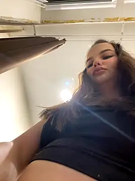 Snapshot of KissMeSashaPlz chatting on 11.21.25 KissMeSashaPlz online show from 11.21.25