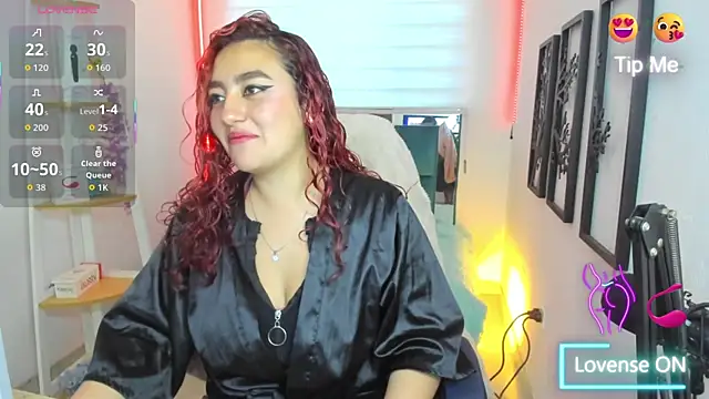 Snapshot of Roxanne_morelli chatting on 11.18.25 Roxanne morelli online show from 11.18.25