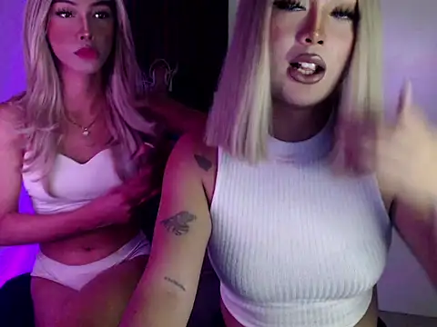 Snapshot of xLadyfuckerx chatting on 11.24.25 xLadyfuckerx online show from 11.24.25