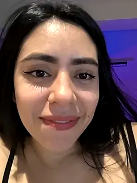 Snapshot of Sara-215 chatting on 12.17.25 Sara-215 online show from 12.17.25