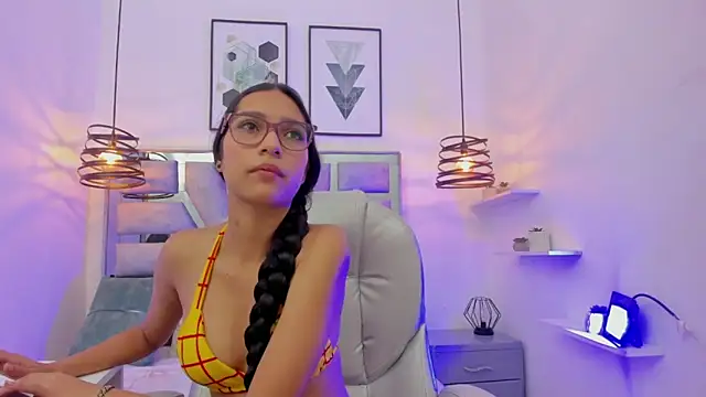 Snapshot of laura_stuar chatting on 10.31.25 laura stuar online show from 10.31.25