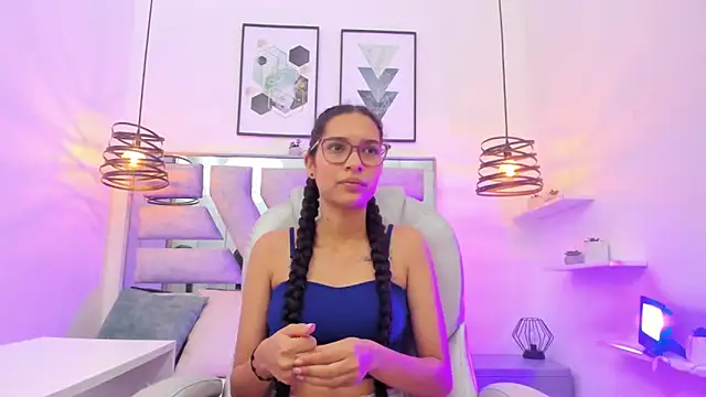 Snapshot of laura_stuar chatting on 11.26.25 laura stuar online show from 11.26.25