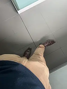 Snapshot of LeoBlaze13 chatting on 10.28.25 LeoBlaze13 online show from 10.28.25