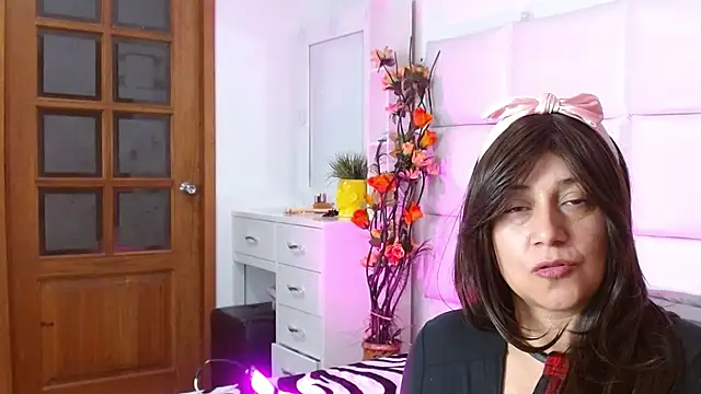 Snapshot of Caroline_belle chatting on 11.13.25 Caroline belle online show from 11.13.25