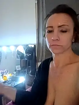 Karebearz1 online show from 10.30.25