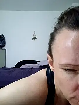 Karebearz1 online show from 04.15.26