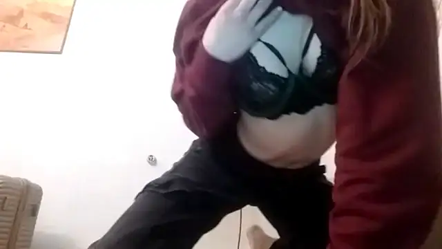 Snapshot of Zizi_Zuzu chatting on 11.04.25 Zizi Zuzu online show from 11.04.25