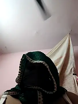 Snapshot of pujapujarrrr chatting on 10.30.25 pujapujarrrr online show from 10.30.25